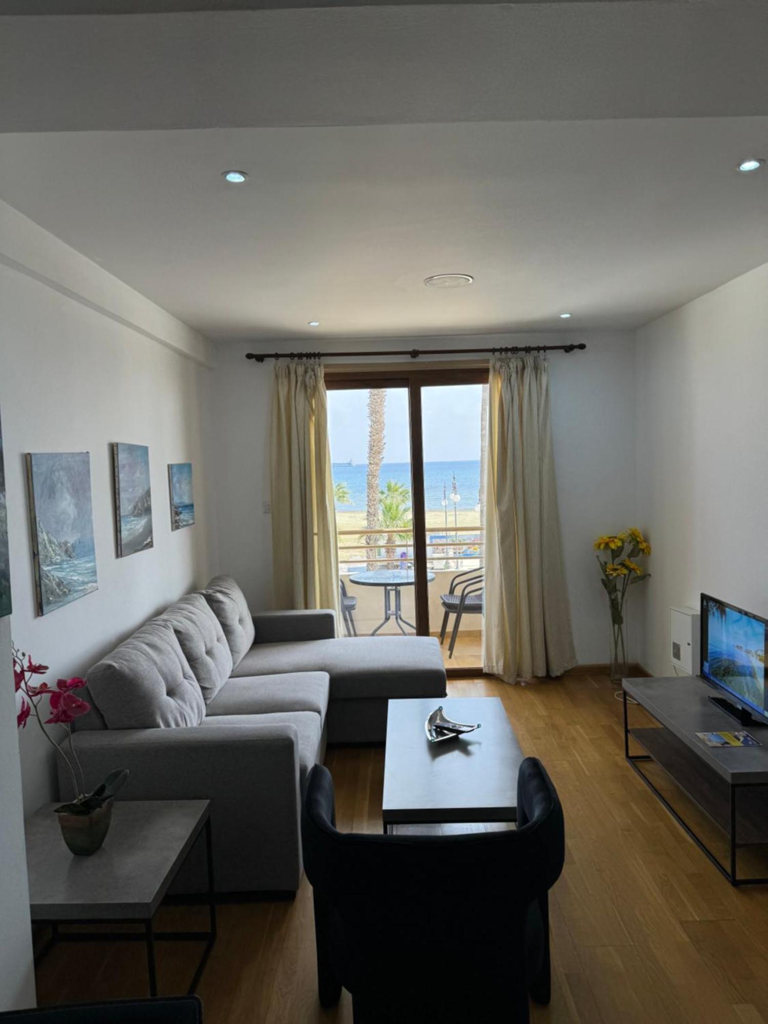 Ithaki Phinikoudes Apartment No. 102 Larnaca Bagian luar foto